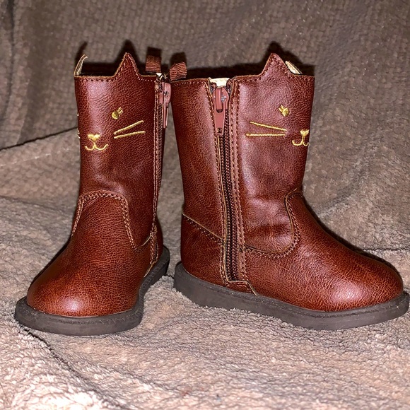 Carter’s boots size 4 - Picture 2 of 3